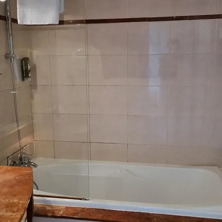 Logis L'abreuvoir Hotell