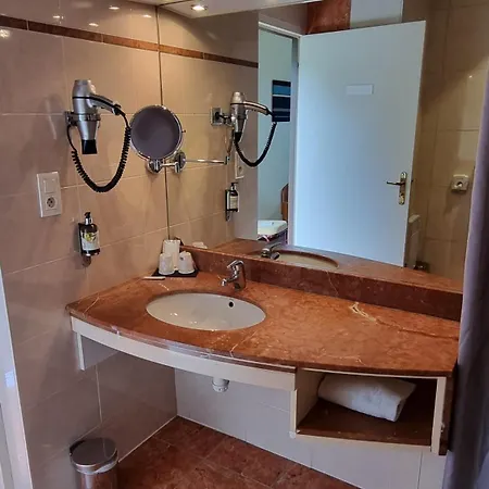 Logis L'abreuvoir Hotell