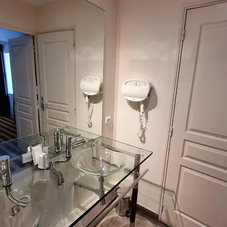 Logis L'abreuvoir Hotel