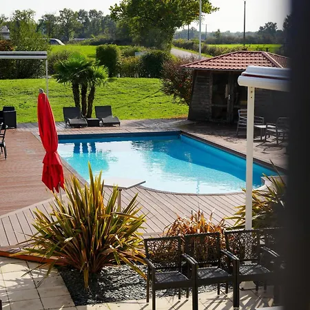 Logis L'abreuvoir Hotell 3*