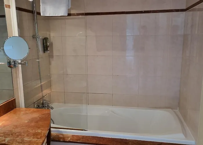 Logis L'abreuvoir Hotel