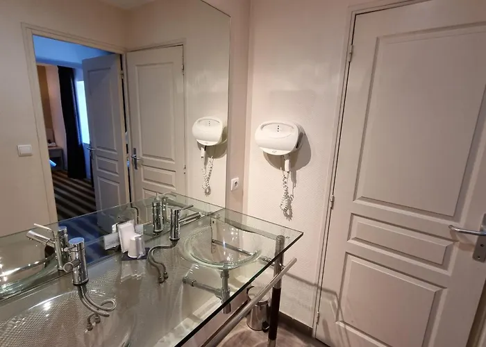 Logis L'abreuvoir Hotel